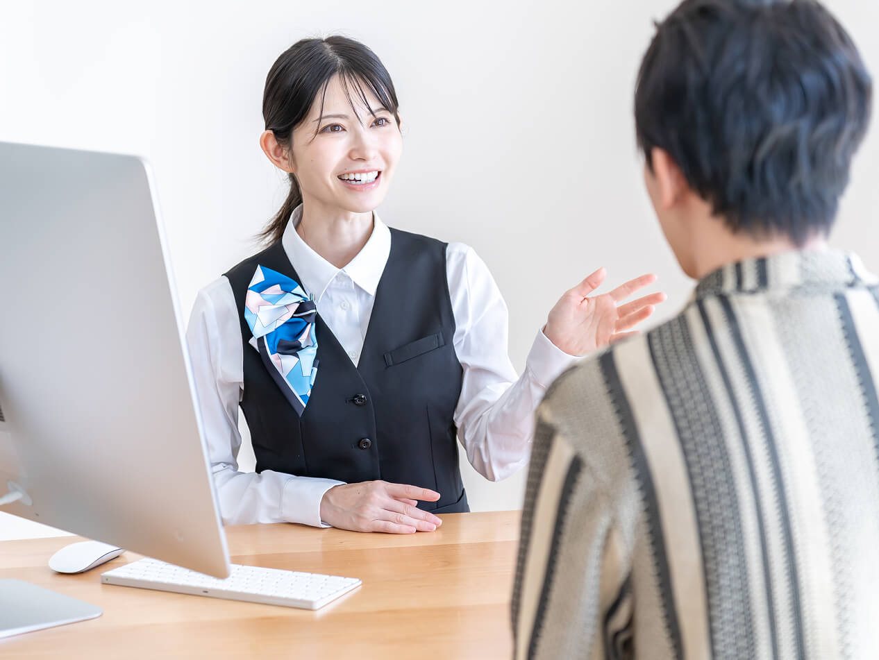 女性が対応している窓口の写真