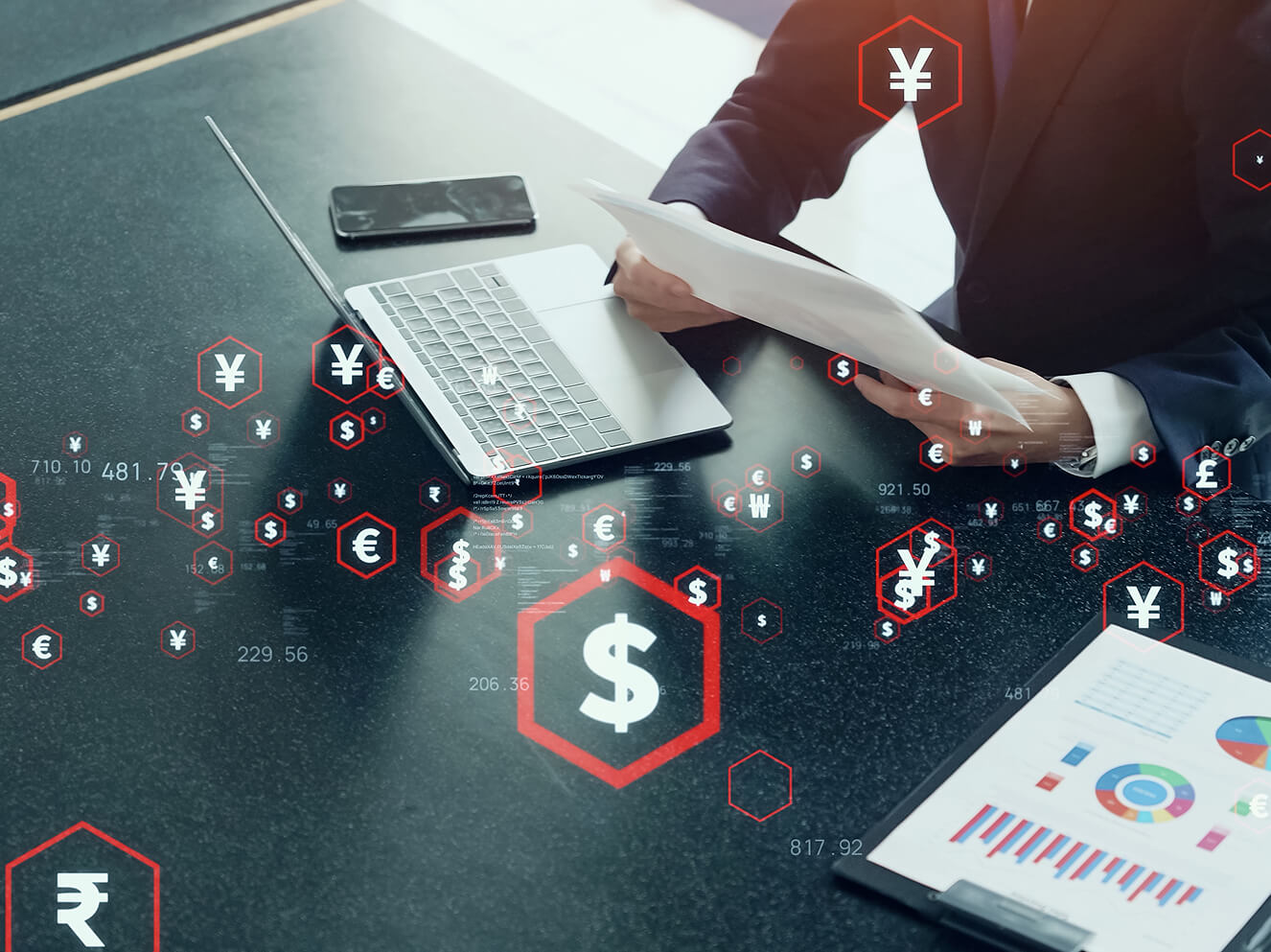 パソコンを開き資料を確認している人の写真