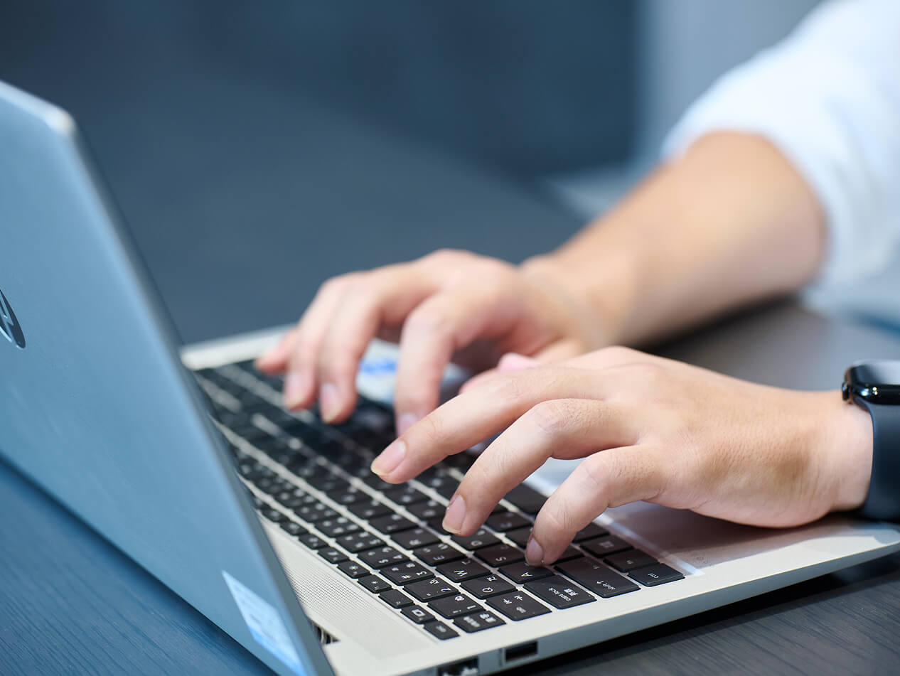パソコンをタイピングしている写真