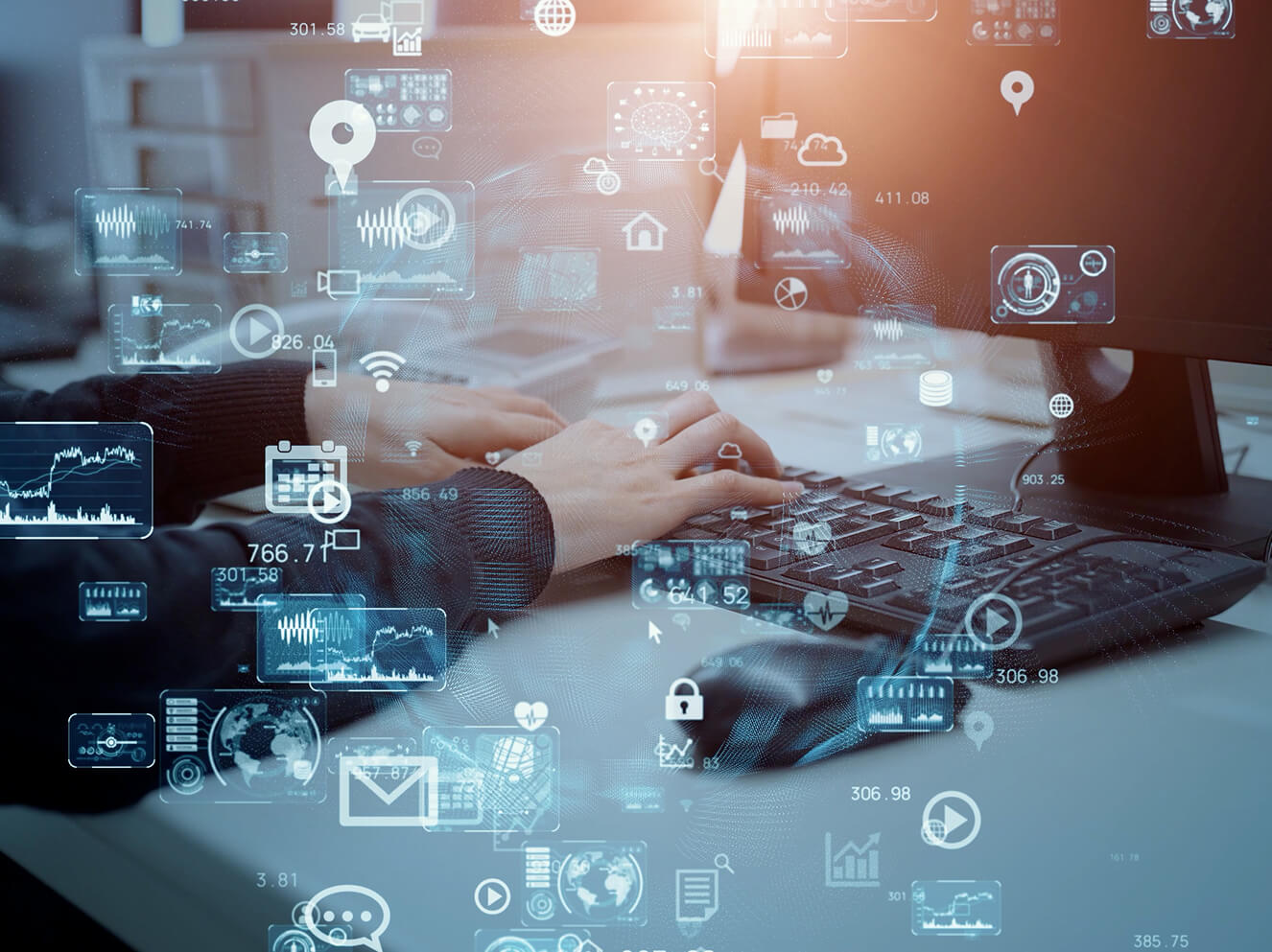 パソコンで作業をしている人の写真